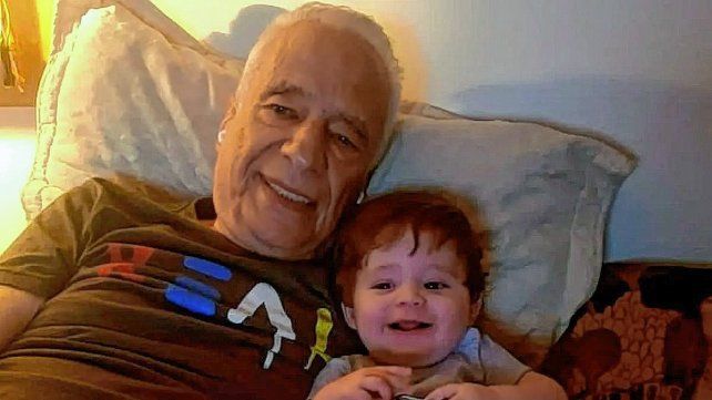 Alberto Cormillot disfruta de su pequeño hijo Emilio de nueve meses junto a su mujer, Estefanía Pasquini