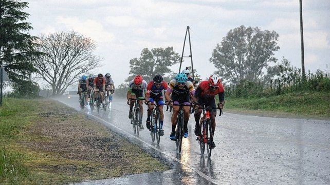 La lluvia se hizo presente en una parte de la competencia.