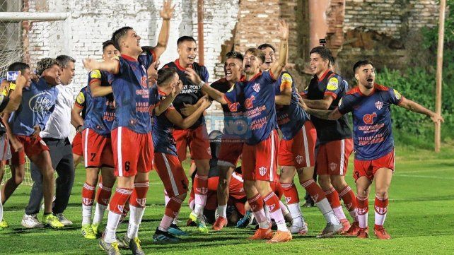 Los jugadores de Atlético Paraná que festejaron la clasificación a la final por el ascenso