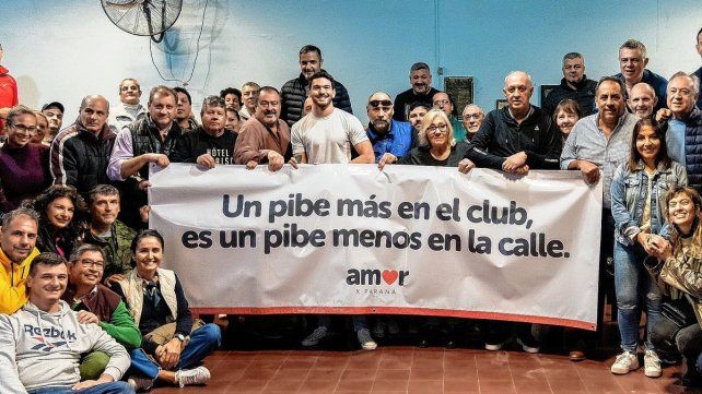 El precandidato a intendente Emanuel Gainza, sumó a su equipo a la profesora Silvia Dalotto.