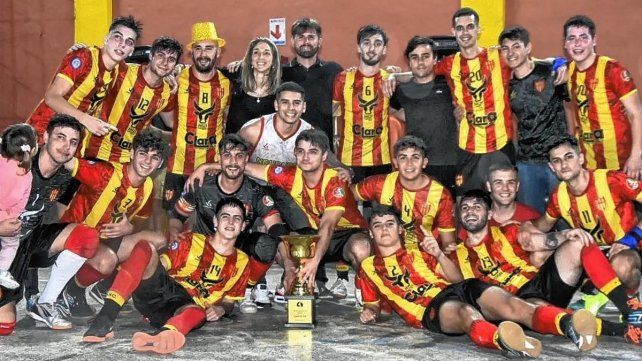 El muleto del Pingüi con el trofeo de campeón del Masculino A de la Asociación Paranaense de Futsal