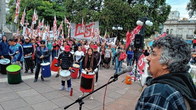 ACTO. El primero de Mayo reunió a las organizaciones obreras en la Plaza céntrica de Paraná.