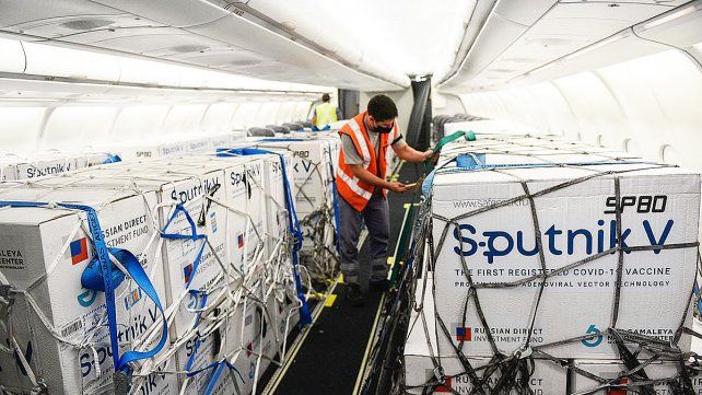 Las vacunas Sputnik V que llegaron de Rusia ser&aacute;n distribuidas a las provincias en las pr&oacute;ximas horas.