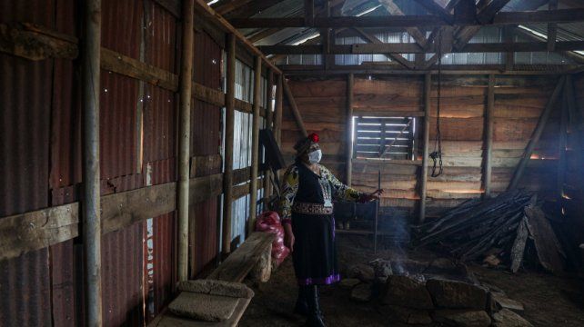 Isolina Huenulao habló dentro de una "ruka" (casa mapuche) un día antes de un eclipse solar total en Carahue, La Araucanía, Chile.(AP Photo/Esteban Felix) Chile Eclipse