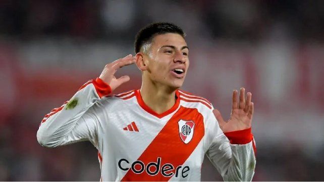 Claudio Echeverri con la camiseta de River Plate. Claudio Echeverri con la camiseta de River Plate.