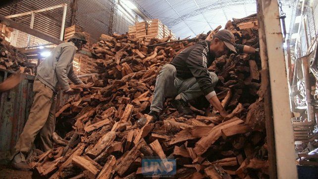 La venta de leña creció en esta temporada.