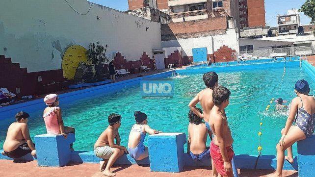 El Recreativo Bochas Club cuenta con más de 100 niños y niñas inscriptos en su colonia de vacaciones. Predomina la enseñanza de la natación.