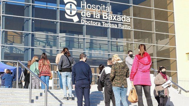 Las medidas buscan reducir la circulación en medio de la saturación del sistema de salud.