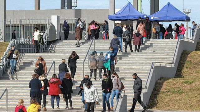 Las escalinatas del hospital Baxada, este martes por la mañana, mientras se realizaba la campaña de vacunación contra el coronavirus.