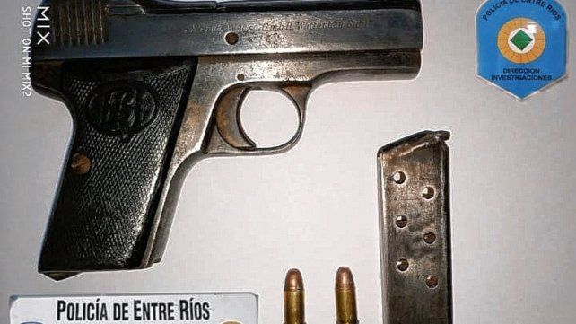 Al detenido le secuestraron un arma escondida en una media en la puerta de su casa.