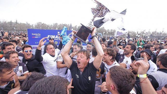 Pedro Raiteri alzando la copa que lo acredita como campeón de la edición 2023 del Regional. Pedro Raiteri alzando la copa que lo acredita como campeón de la edición 2023 del Regional.