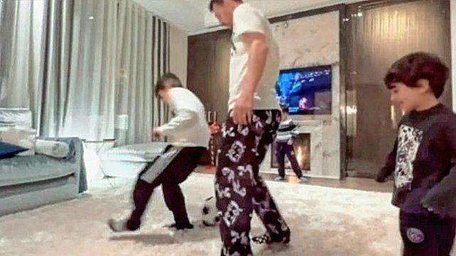 Lionel Messi se divirtió junto a sus hijos en un improvisado picado a la vera de la chimenea. Antonela Rocuzzo fue la encargada de la transmisión en Instagram.