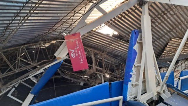 Club de Regatas Corrientes: se desplomó el techo y el muro del estadio. Club de Regatas Corrientes: se desplomó el techo y el muro del estadio.