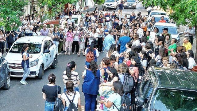 Reclamo en escuela de Concordia. Reclamo en escuela de Concordia.