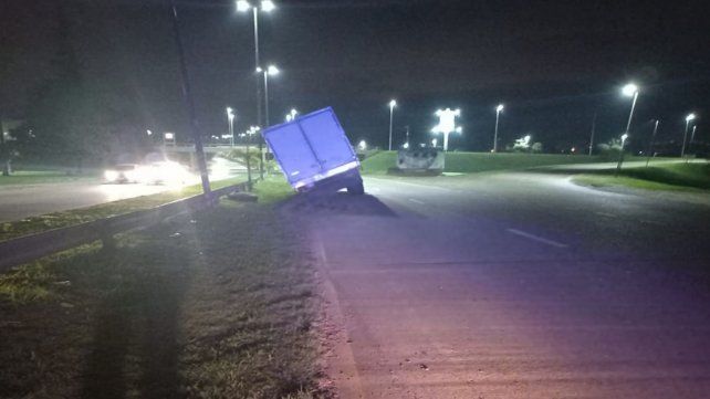 Un camión perdió la rueda en Paraná y casi vuelca. Un camión perdió la rueda en Paraná y casi vuelca.