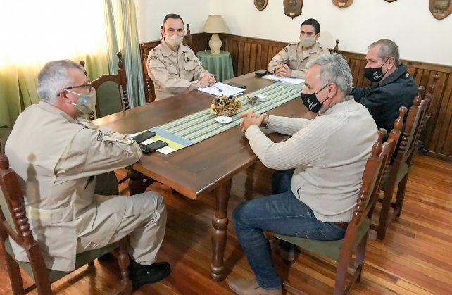 Autoridades Prefectura y del Puerto de Concepción del Uruguay analizaron los trámites que se deben realizar para retirar el buque hundido.