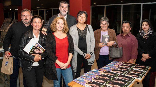 El autor junto a la familia de Micaela García en la presentación del libro en Gualeguay.