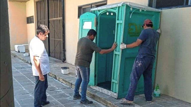 Con los baños químicos pudieron empezar las clases.
