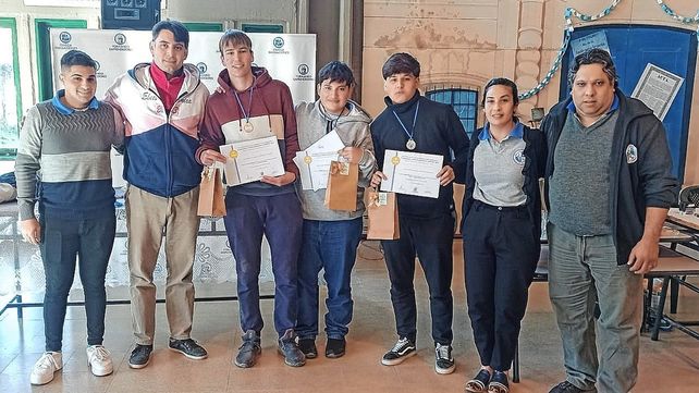 Equipo campeón. Estudiantes de 6º año de la especialidad técnicos mecánicos electricistas de la EETNº1 "Doctor Osvaldo Magnasco". Equipo campeón. Estudiantes de 6º año de la especialidad técnicos mecánicos electricistas de la EETNº1 "Doctor Osvaldo Magnasco".