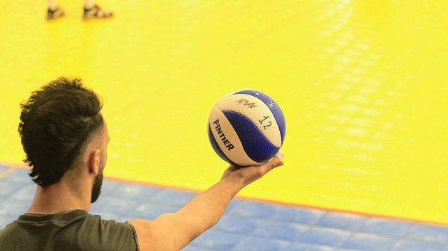 Uno de los jugadores de Paracao listo para sacar.