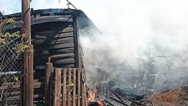 Vivienda consumida por las llamas. Vivienda consumida por las llamas. 