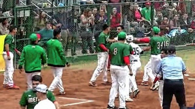 El partido de Argentina en sóftbol y algunos incidentes