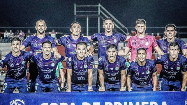 Lautaro Comas (primero abajo) en la formación de Guaireña. Lautaro Comas (primero abajo) en la formación de Guaireña.