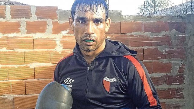 El Rayo Fernández entrena en el gimnasio que tiene en su casa.