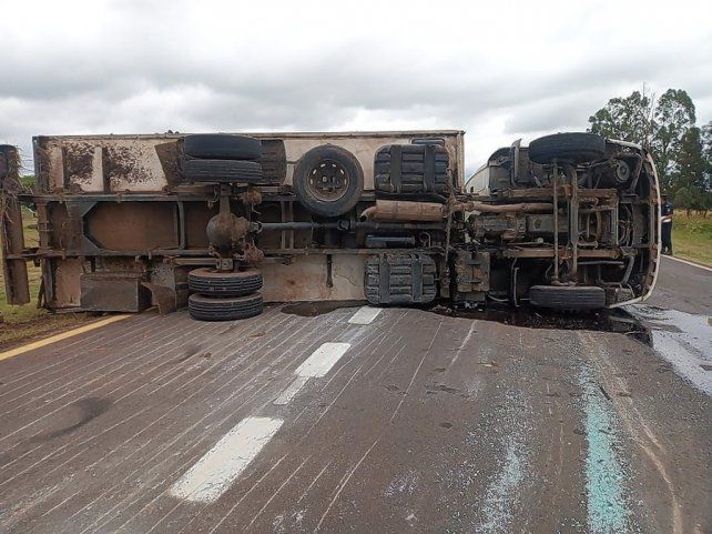 El camión volcó en la tarde de este miércoles