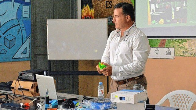 El médico reumatólogo César Graf presentó el proyecto en la escuela técnica de Diamante que se suma a esta iniciativa El médico reumatólogo César Graf presentó el proyecto en la escuela técnica de Diamante que se suma a esta iniciativa