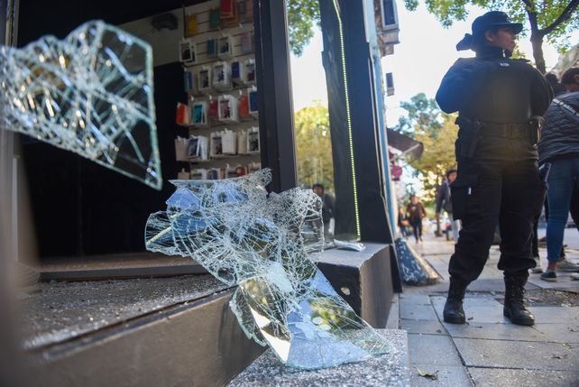Asi quedó la vidriera de un local de accesorios para celulares en España al 700.