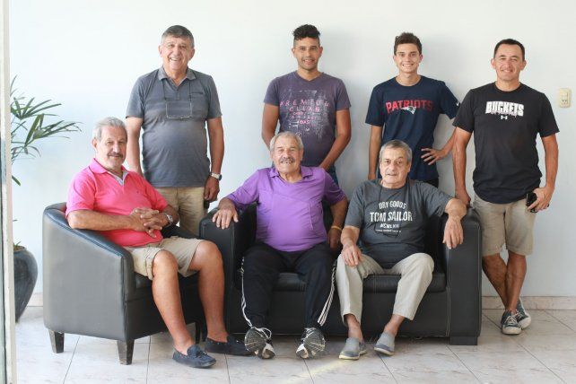 Los Breppe junto a parte de su familia y amigos en Paraná.