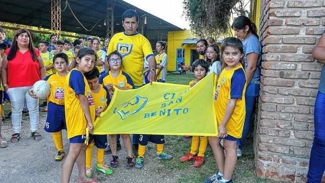 El acto contó con la participación de la vicegobernadora Laura Stratta, vecinas y vecinos de los barrios de la zona, el presidente del Club Atlético San Benito de Victoria, Luis Traverso, e integrantes de la comisión directiva.