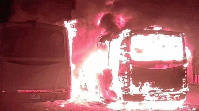 Los colectivos incendiados en la zona del Acceso Norte de Paraná. Los colectivos incendiados en la zona del Acceso Norte de Paraná.