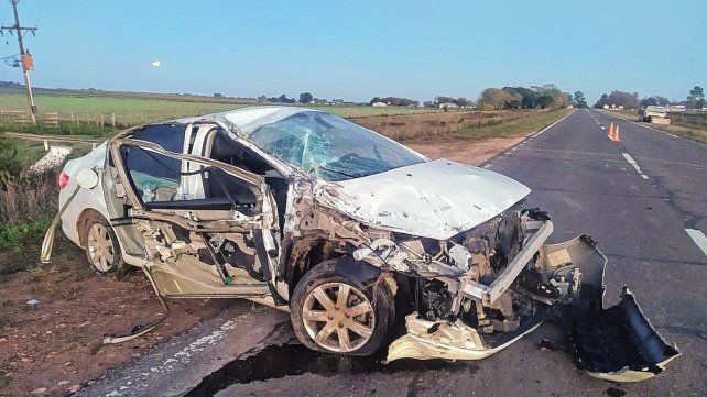 El auto quedó destrozado pero su conductor sufrió solo lesiones leves.