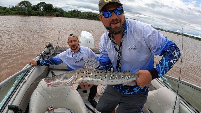 Los pescadores paranaenses junto a una de la piezas que lograron en La Paz. Los pescadores paranaenses junto a una de la piezas que lograron en La Paz.