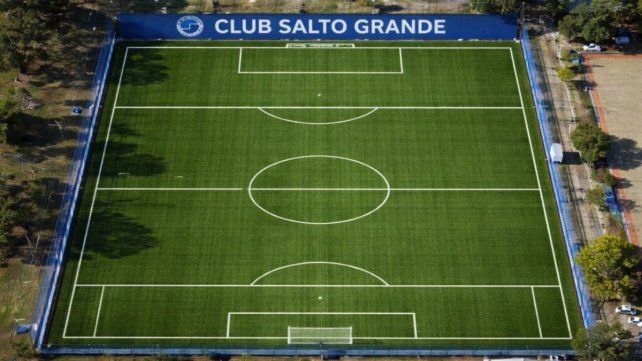 Así quedaría la cancha con césped sintético. Así quedaría la cancha con césped sintético.