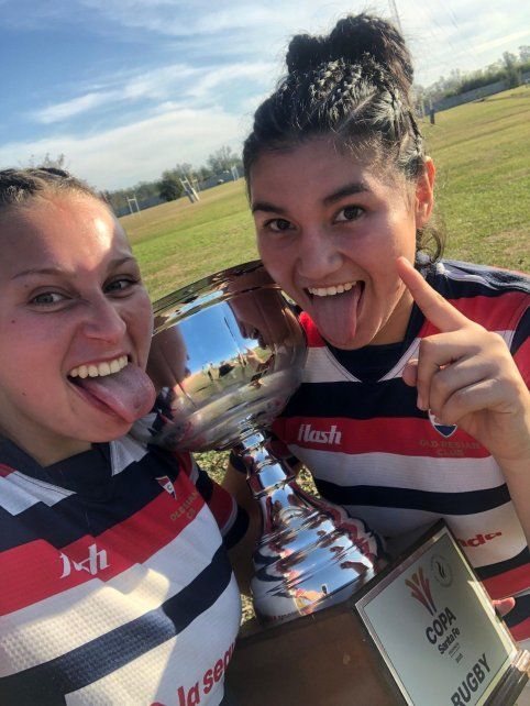 Las entrerrianas Agustina Mac Rae y Agustina Domínguez, ex jugadoras de Curiyú, se consagraron campeonas de la Copa Santa Fe de rugby con Old Resian. Las entrerrianas Agustina Mac Rae y Agustina Domínguez, ex jugadoras de Curiyú, se consagraron campeonas de la Copa Santa Fe de rugby con Old Resian.