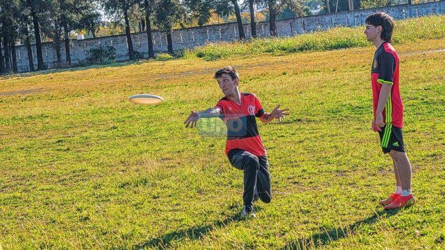 El Ultimate Frisbee es un deporte de equipo sin contacto y autoarbitrado que se juega con un disco volador (o frisbee).
