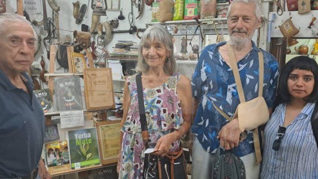 Visitas: Adriana y Gabriel Rizzo (izq.) y Ana González (der) se llevaron recuerdos del museo del Mate. Visitas: Adriana y Gabriel Rizzo (izq.) y Ana González (der) se llevaron recuerdos del museo del Mate.
