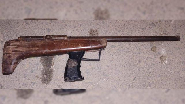 El arma secuestrada a los jóvenes de La Paz.