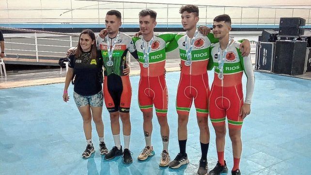 Los chicos del ciclismo entrerriano con las medallas. Los chicos del ciclismo entrerriano con las medallas.