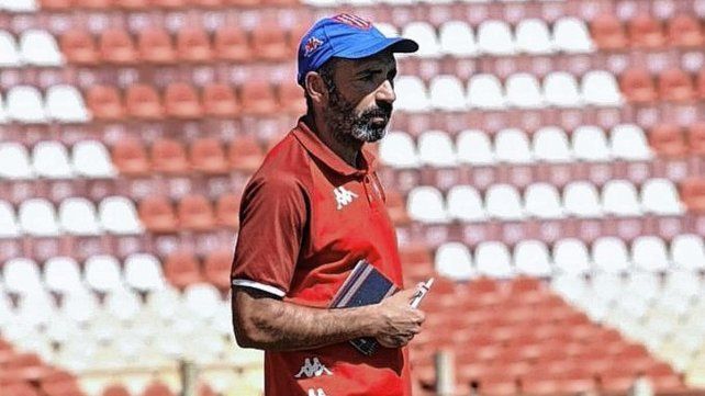 Unión oficializó la salida de Juan Azconzábal como DT