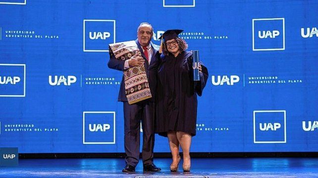 Símbolo. "Cuando mi hija fue a recibir el diploma el rector (Mag. Horacio Rizzo ) se puso una capulana, símbolo de África", destacó Lópes. Símbolo. "Cuando mi hija fue a recibir el diploma el rector (Mag. Horacio Rizzo ) se puso una capulana, símbolo de África", destacó Lópes.