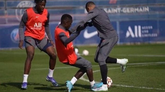 El PSG difundió el video en el que Gueye pisa a Mbappé durante un entrenamiento.