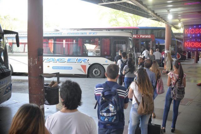 Las clásicas filas para tomar el colectivo. Archivo.