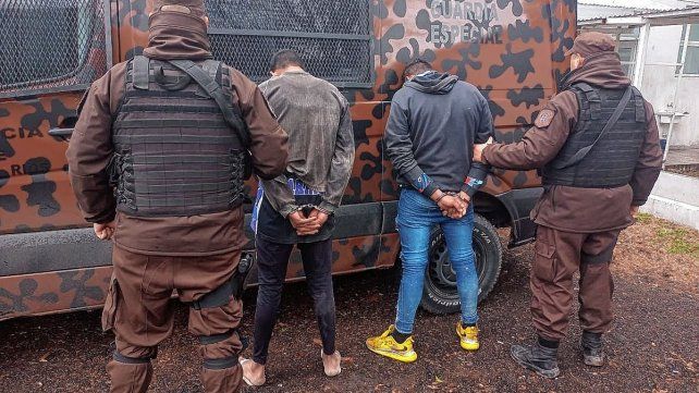 Ocurrió en Miguel David y Doctor Martínez de Paraná. Los sujetos se escondieron en los pastizales e intentaron ingresar a sus domicilios en barrio Los Hornos