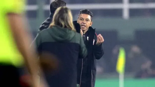 Beccacece y su partido aparte ante los de Gallardo. Lindo cruce.