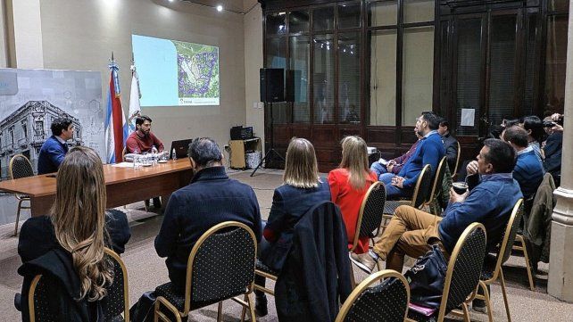 Expusieron sobre la obra de arroyo