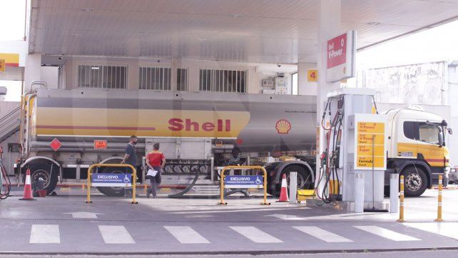 La empresa Shell aumentó los precios de los combustibles en todo el país. La empresa Shell aumentó los precios de los combustibles en todo el país.